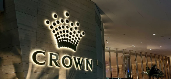 Crown Resorts informó sobre una fuga de datos de GoAnywhereCrown Resorts. Según el comunicado, un grupo de ransomware ha accedido supuestamente a algunos de sus archivos durante un traspaso de GoAnywhere.Crown. Un importante grupo de entretenimiento, fundador de una cadena de casinos en línea y fuera de línea conocida por los apostadores chilenos, operador y promotor de complejos turísticos integrados Down Under, ha anunciado que ha sido contactado por un grupo de desarrolladores de ransomware que exigen acceso a "un número limitado de archivos de Crown". El incidente se produjo durante el procedimiento de transferencia de archivos a través de la plataforma GoAnywhere. Esta última ofrece un software gestionado de transferencia de archivos proporcionado por la empresa estadounidense de ciberseguridad Fortra. H2 No se recogieron datos de clientes Según un portavoz de Crown Resorts, la filtración de datos no afectó a las operaciones de la empresa. Sin embargo, no se filtró ningún dato de los clientes. El grupo, propietario de Crown Melbourne, Crown Perth, Crown Sydney y Crown London Apinalls, también explicó que se había iniciado una investigación sobre las afirmaciones del grupo extorsionador y la verdad que había detrás de ellas. Un portavoz añadió que el grupo ya había notificado a sus reguladores de juego y seguiría ofreciendo "actualizaciones apropiadas", al tiempo que expresaba su intención de cooperar con las fuerzas del orden. La actividad sospechosa en la plataforma de transferencia de archivos se identificó inicialmente, y se notificó a Fortra hace casi dos meses. Otros grupos y empresas, entre ellas la minera Rio Tinto, se vieron supuestamente afectados por la misma brecha. Aunque el grupo extorsionador amenazó con divulgar en la red oscura los datos robados de Rio Tinto, incluida la información sobre las nóminas de un número limitado de empleados, esto aún no ha sucedido. Crown Resorts publicó a finales de noviembre sus resultados del ejercicio financiero hasta el 30 de junio de 2023, registrando unas pérdidas de 945 millones de dólares australianos (633 millones de dólares estadounidenses). H2 Crece el número de brechas de ciberseguridad En las últimas semanas, un número creciente de empresas internacionales y organismos gubernamentales han informado violaciones de datos similares en relación con la misma plataforma GoAnywhere. Entre ellas, se encuentra Hitachi Energy, una unidad japonesa de Hitachi, que también informó sobre un ataque de ransomware por parte de un grupo cibercriminal llamado "CL0P". El ataque provocó que los ciberdelincuentes obtuvieran acceso no autorizado a los datos de sus empleados en algunos países. El mismo grupo CL0P, también investigó vulnerabilidades de seguridad en servidores propiedad de la empresa californiana Accellion en 2021. Esto llevó a una serie de violaciones de datos en varias instituciones importantes, incluido el Banco de la Reserva de Nueva Zelanda, Morgan Stanley y Kroger Co. 